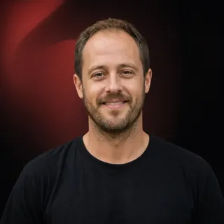 Lachlan headshot